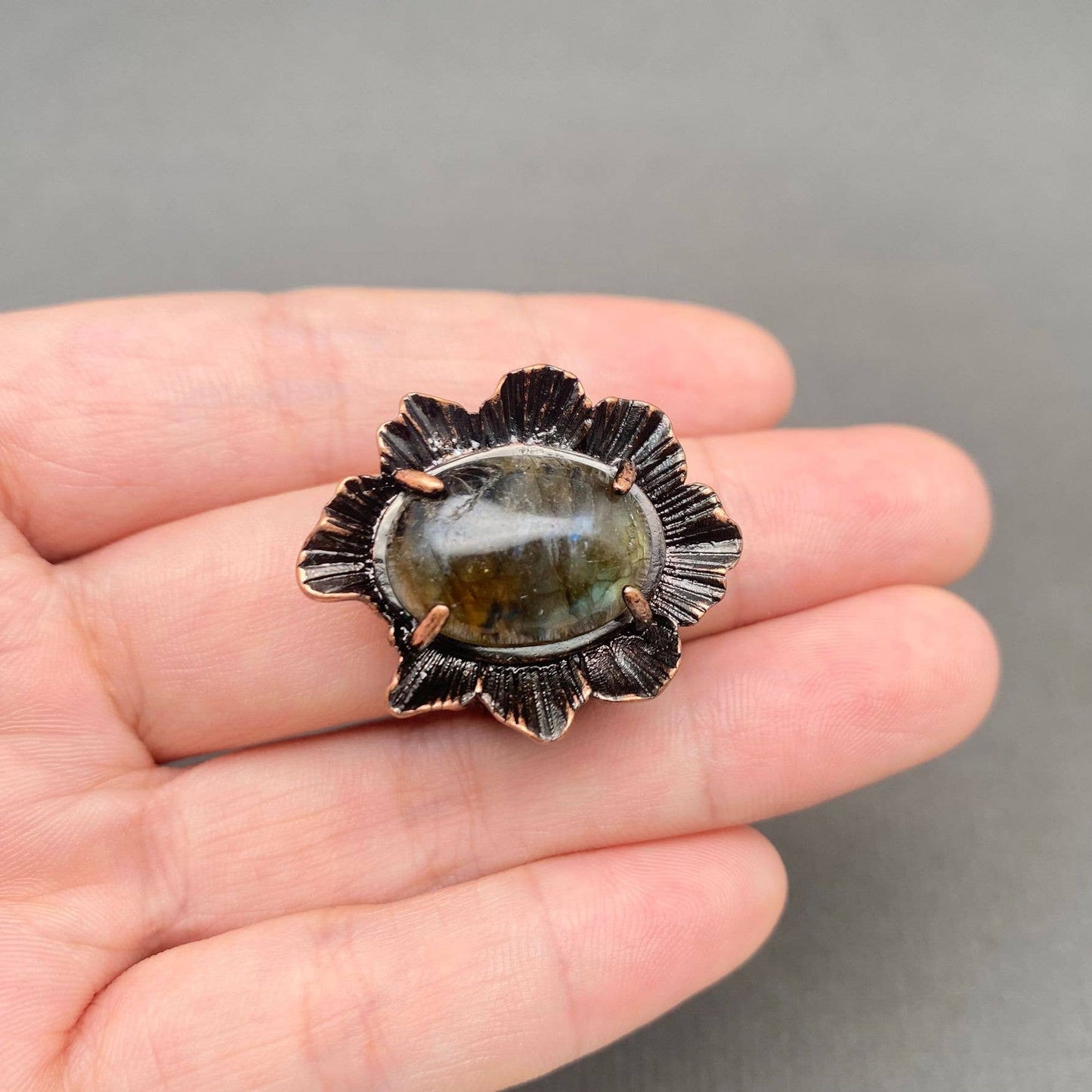 Vintage Anemousite Inlaid Bronze Flower Shape Ring - CS