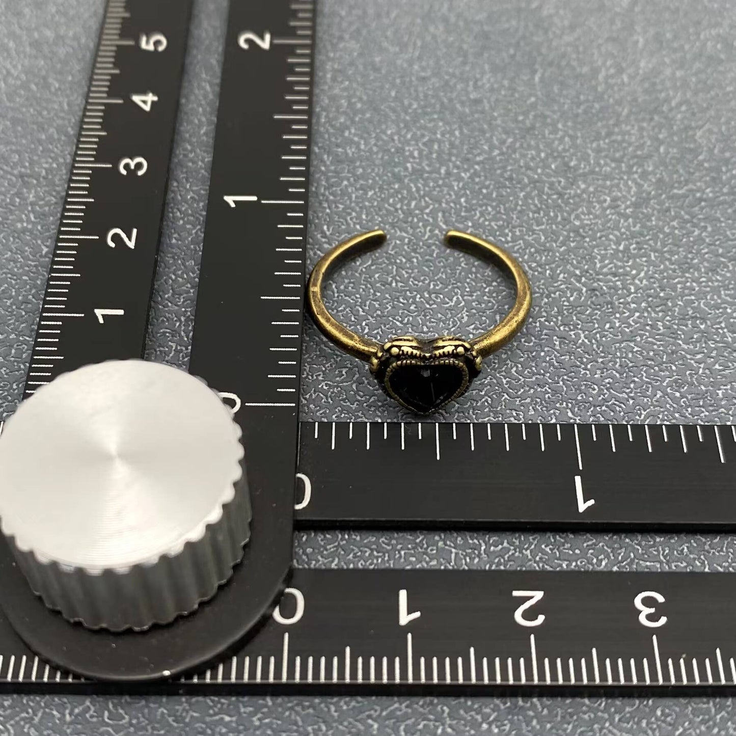 Vintage Inlaid Black Heart-shaped Rhinestone Ring