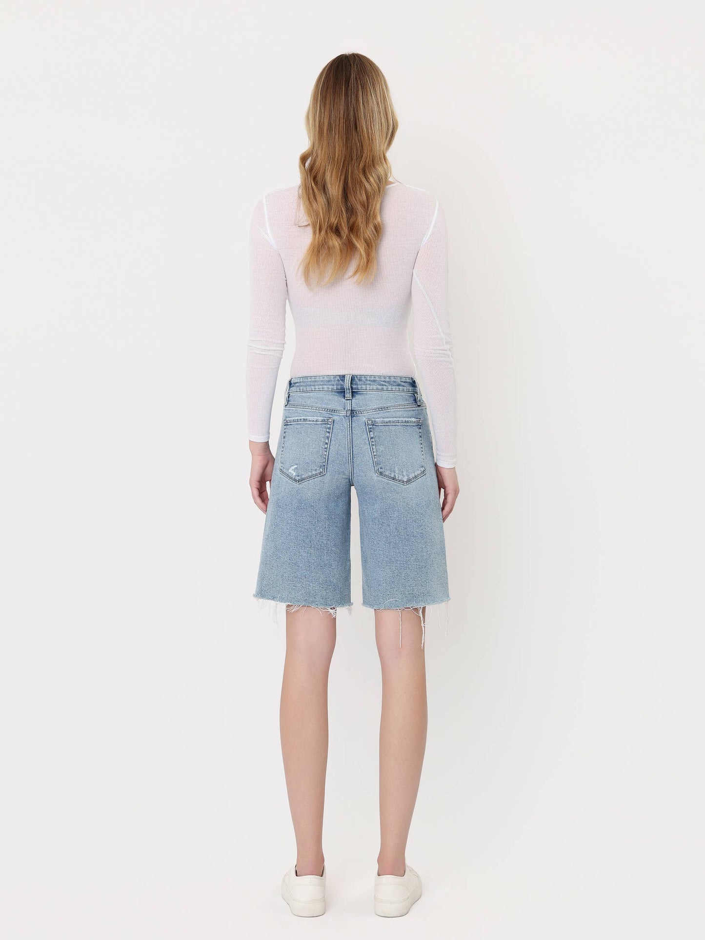 MID RISE RAW HEM LIGHT WASH DENIM JORTS T7356