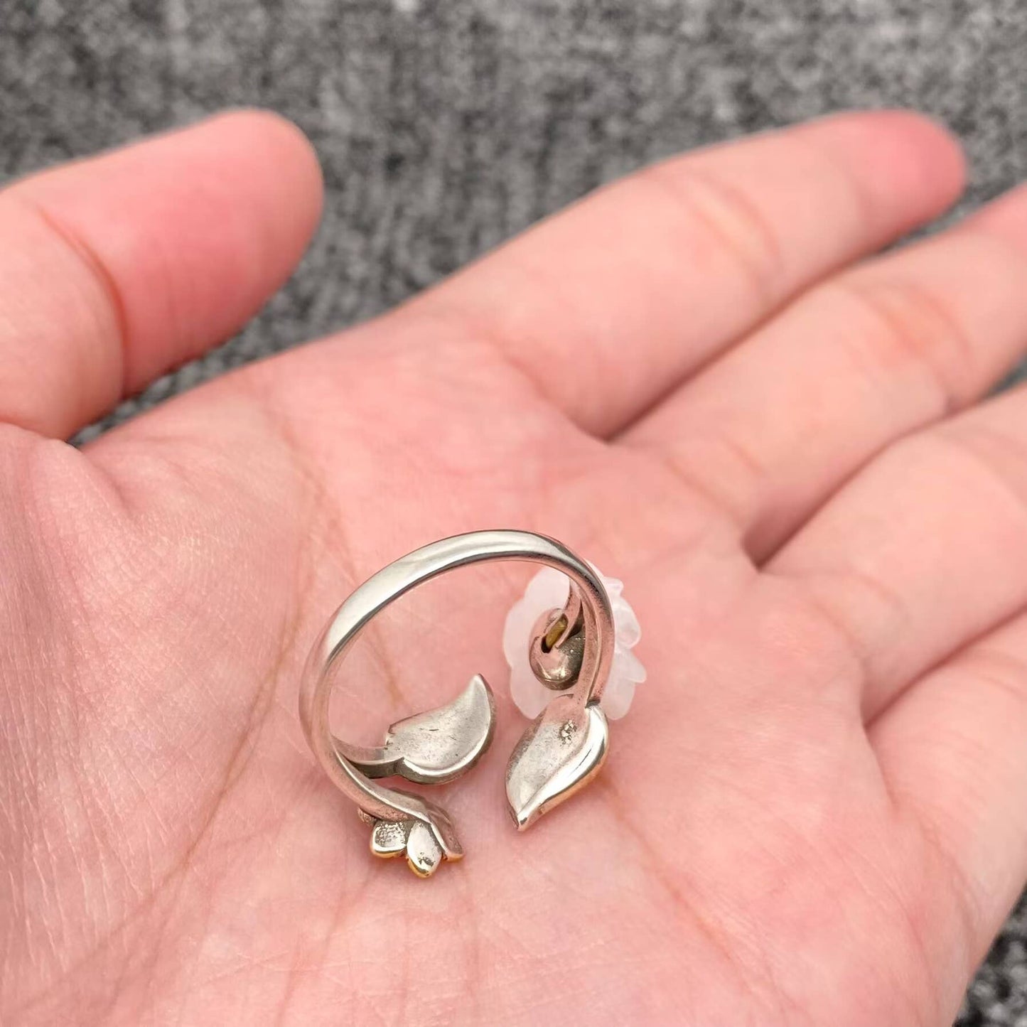 Vintage White Acrylic Flower Adjustable Metal Ring