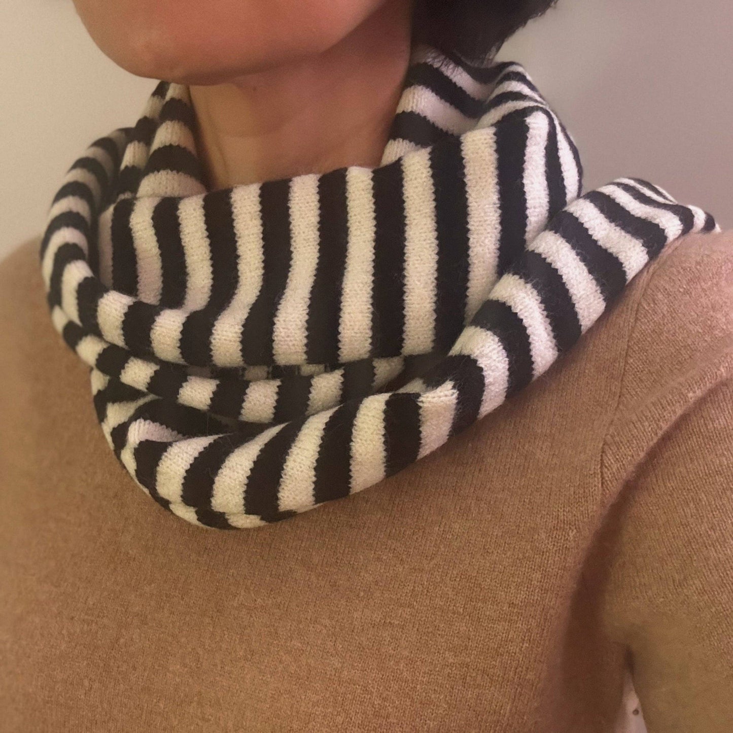 Slim Minimalist Knit Scarf – Two-Tone Cozy Yarn