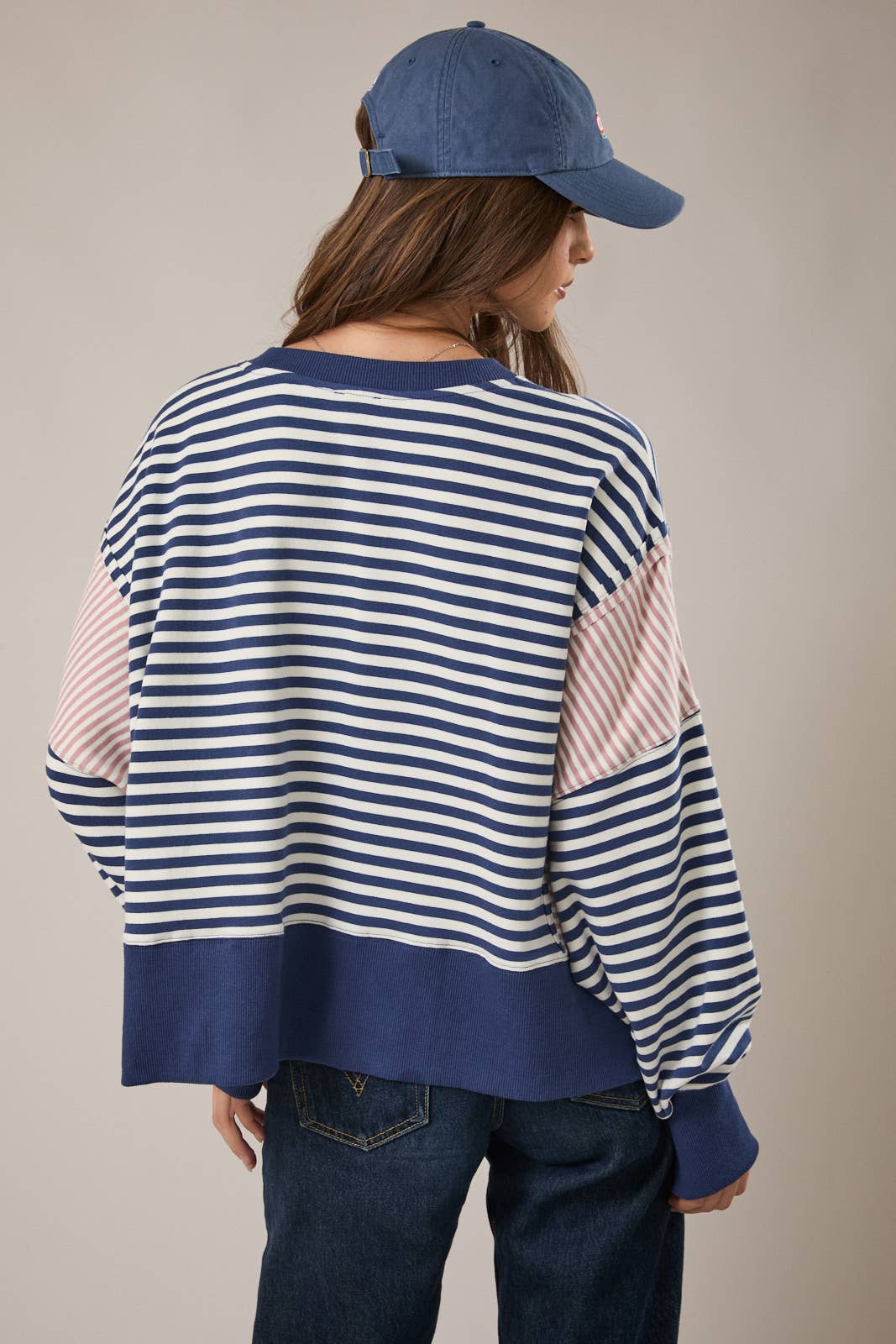 SCOOPED NECK LINE STRIPE SWEATSHIRTS