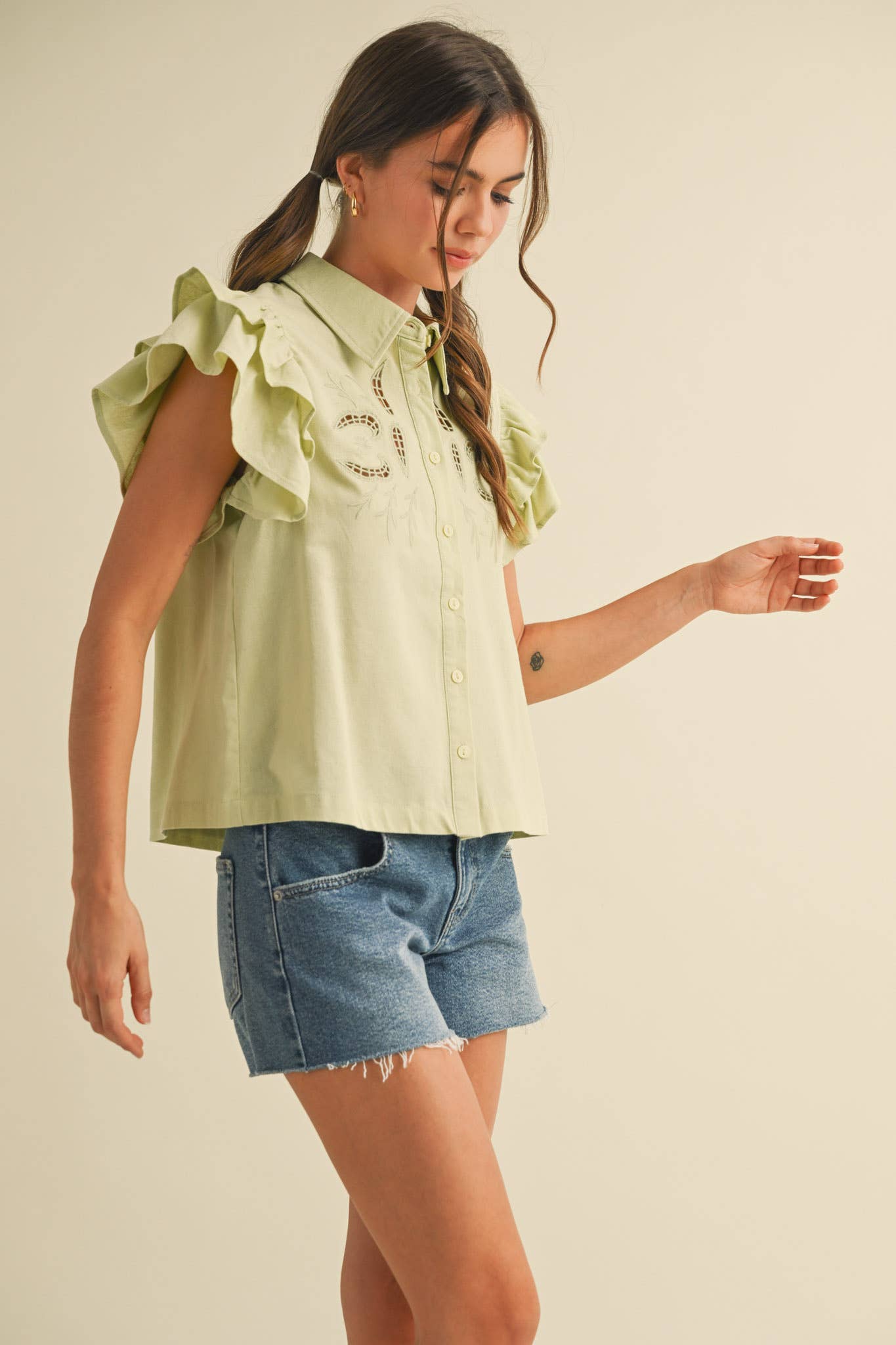 EMBROIDERED CUT OUT BUTTON DOWN TOP MTP3823