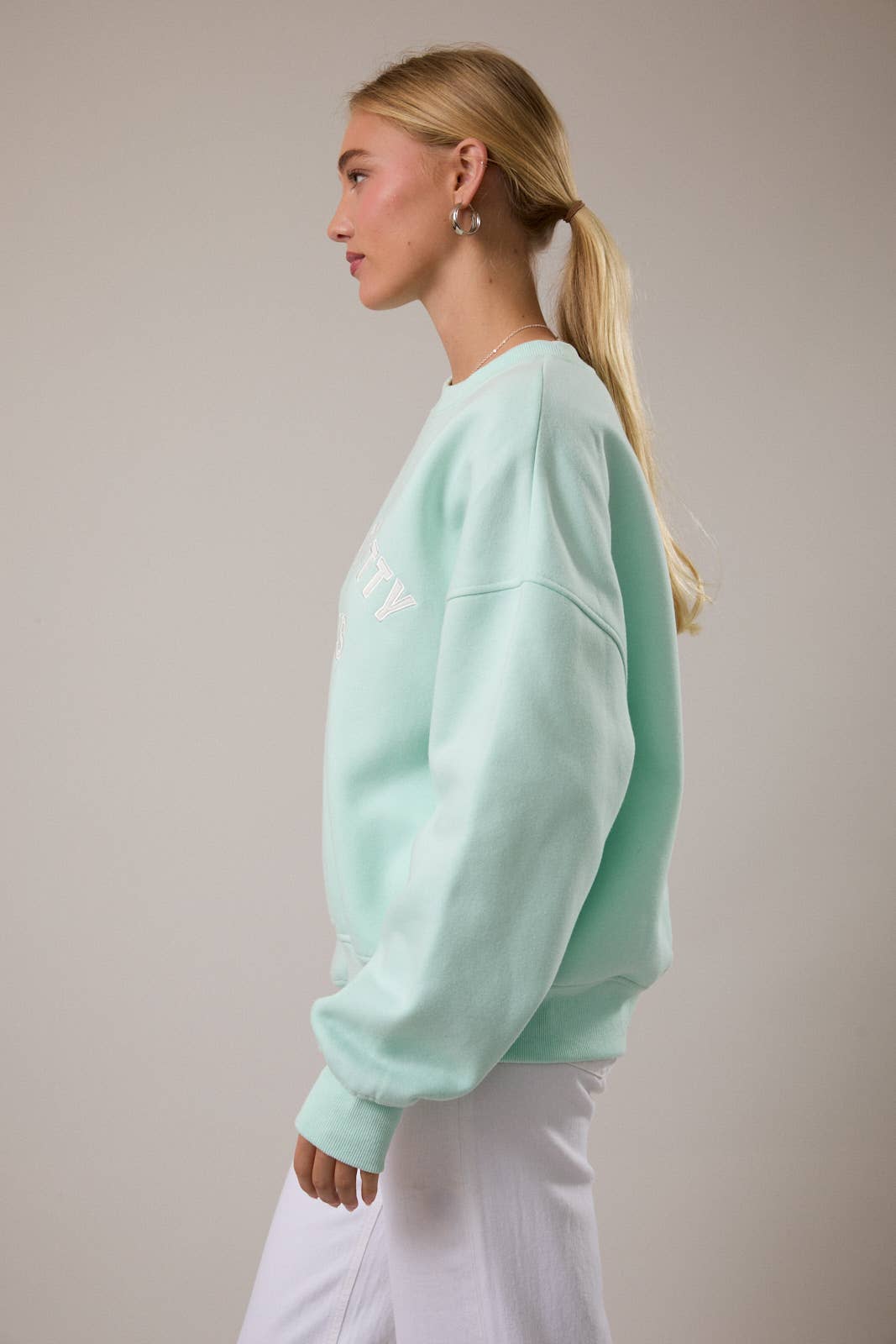 I'M TOO PRETTY FOR THIS OVERSIZED SWEATSHIRT