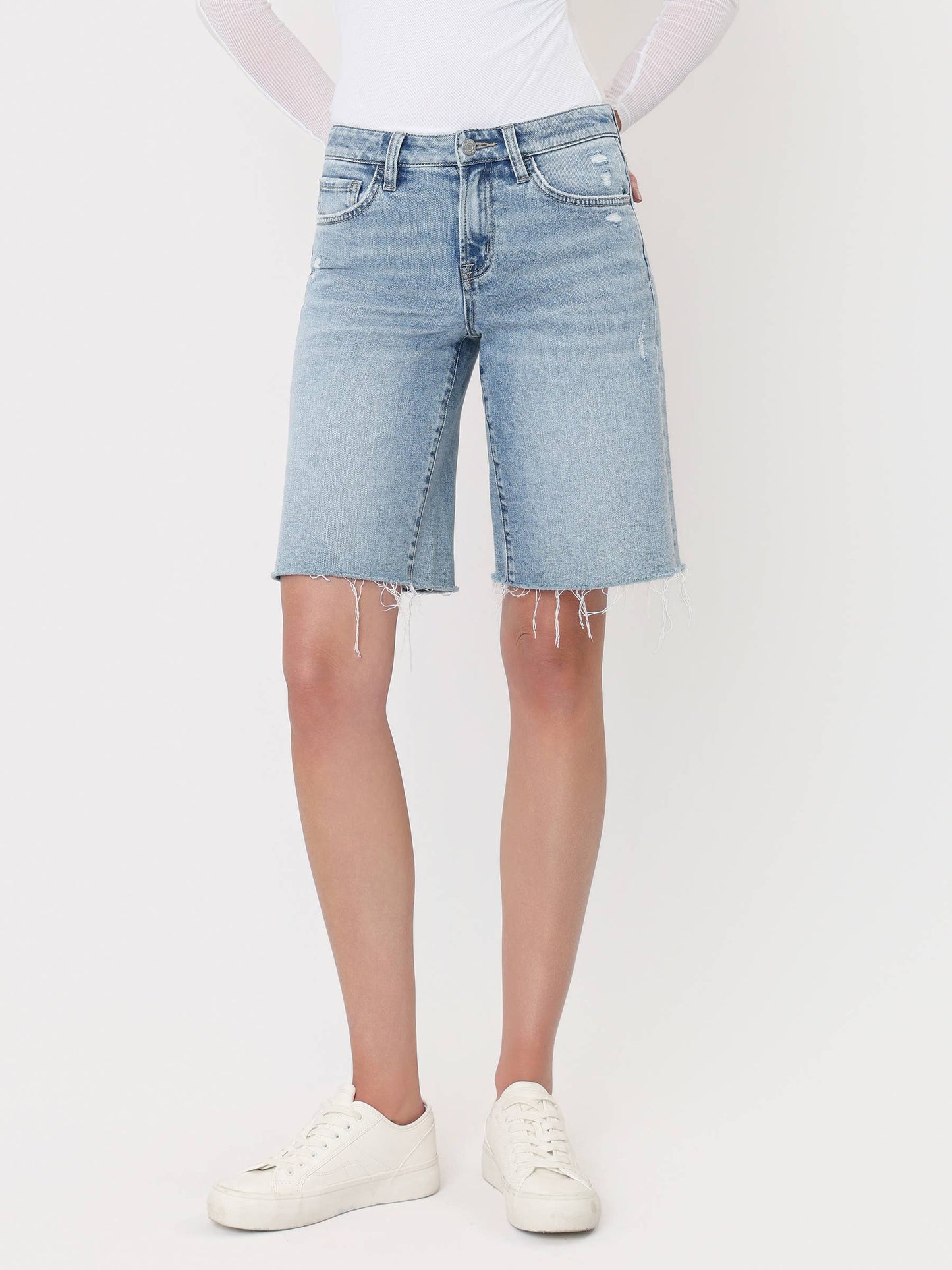 MID RISE RAW HEM LIGHT WASH DENIM JORTS T7356