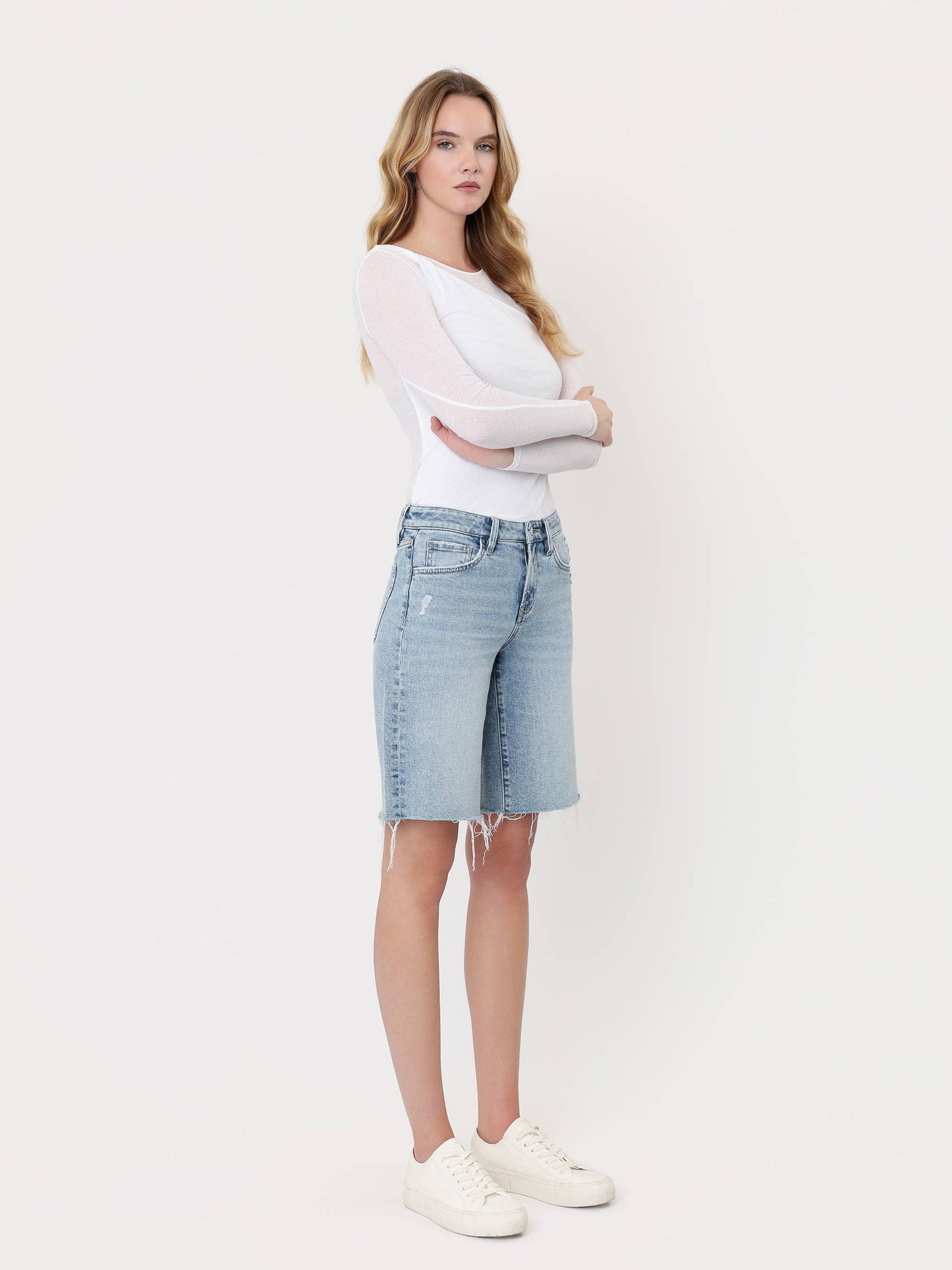 MID RISE RAW HEM LIGHT WASH DENIM JORTS T7356