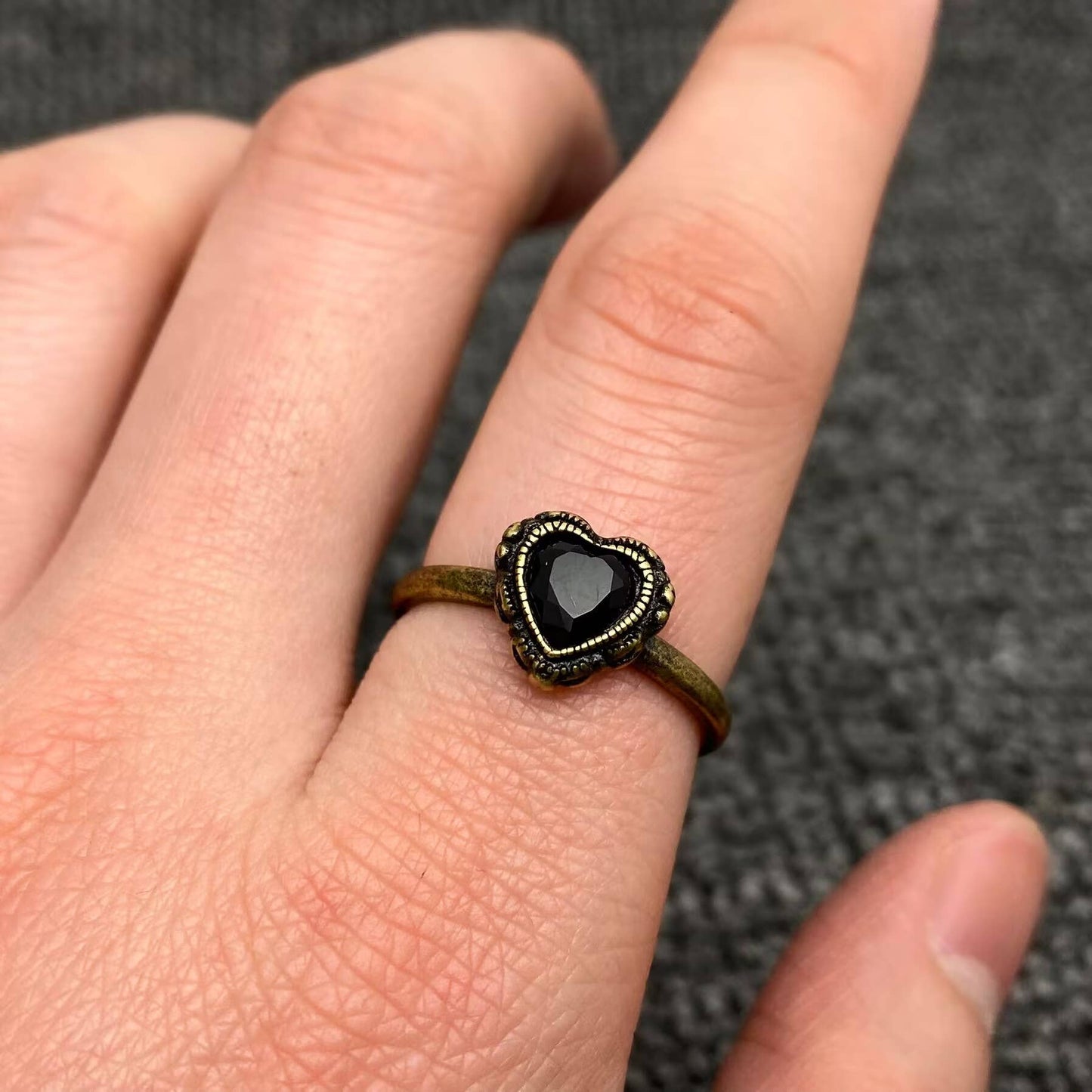 Vintage Inlaid Black Heart-shaped Rhinestone Ring