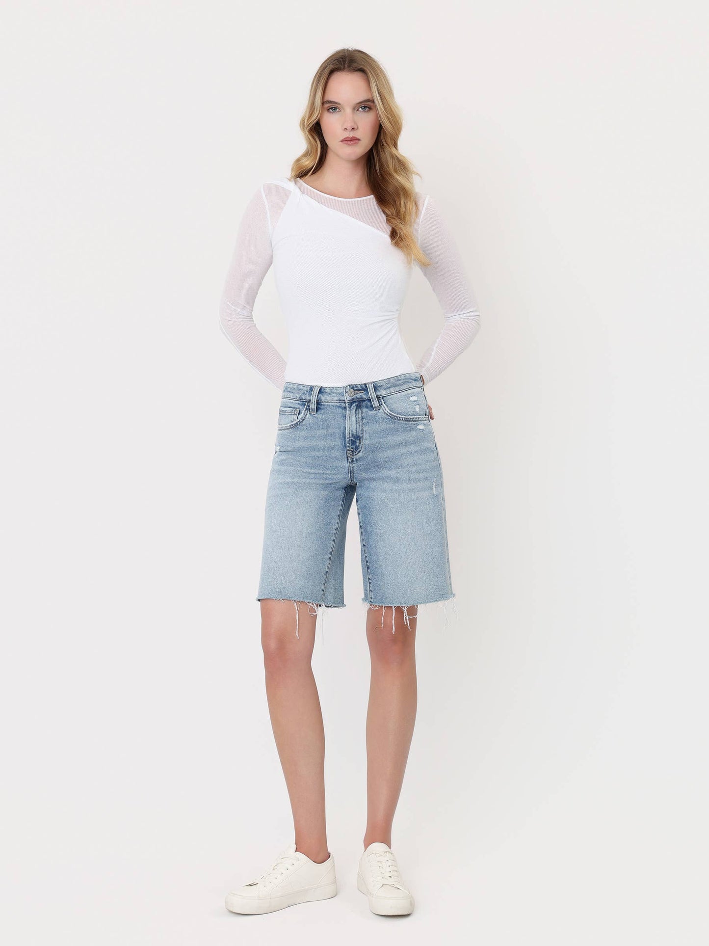 MID RISE RAW HEM LIGHT WASH DENIM JORTS T7356
