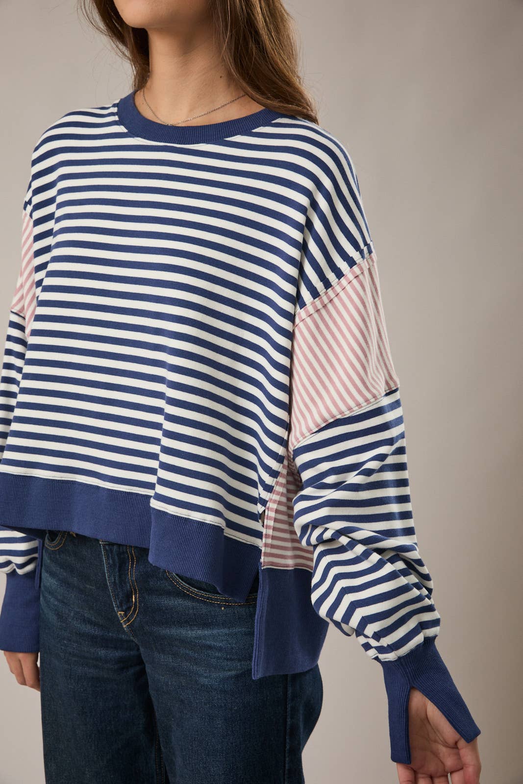 SCOOPED NECK LINE STRIPE SWEATSHIRTS