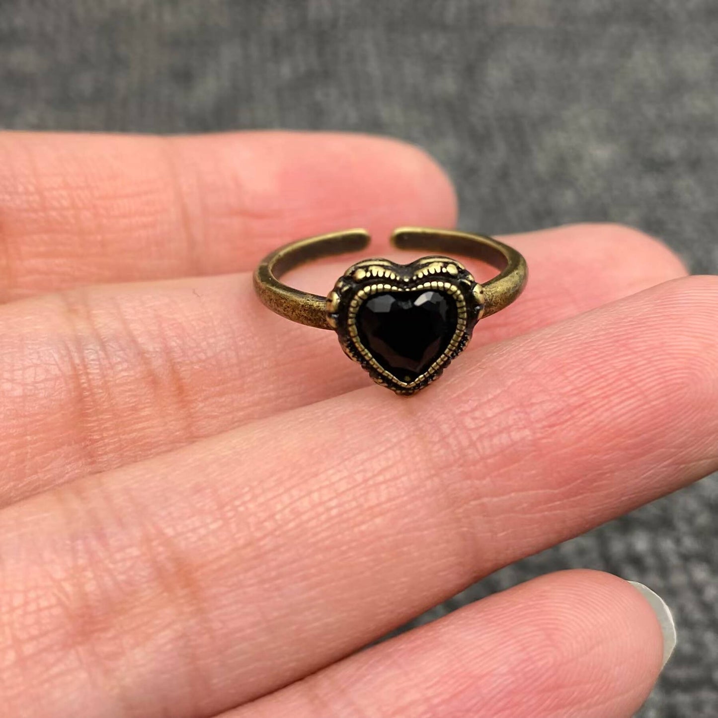 Vintage Inlaid Black Heart-shaped Rhinestone Ring